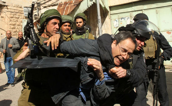 الجيش-الاسرائيلى-يعتقل-ناشطين-اسرائيليين-مناصرين-للفلسطينيين-فى-الخليل-(7)