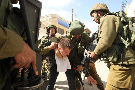 الجيش-الاسرائيلى-يعتقل-ناشطين-اسرائيليين-مناصرين-للفلسطينيين-فى-الخليل-(8)