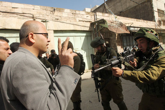 الجيش-الاسرائيلى-يعتقل-ناشطين-اسرائيليين-مناصرين-للفلسطينيين-فى-الخليل-(9)