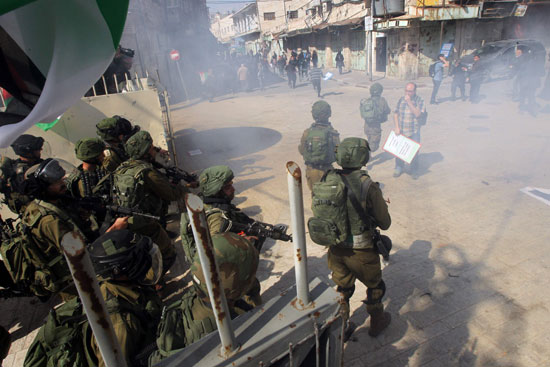الجيش-الاسرائيلى-يعتقل-ناشطين-اسرائيليين-مناصرين-للفلسطينيين-فى-الخليل-(12)