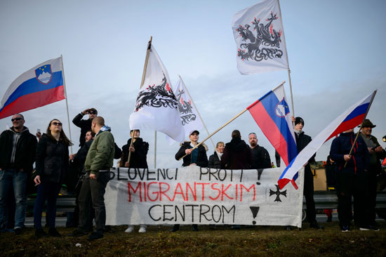 ألاف-يحتجون-على-فتح-مركز-للاجئين-فى-سلوفينيا-(9)