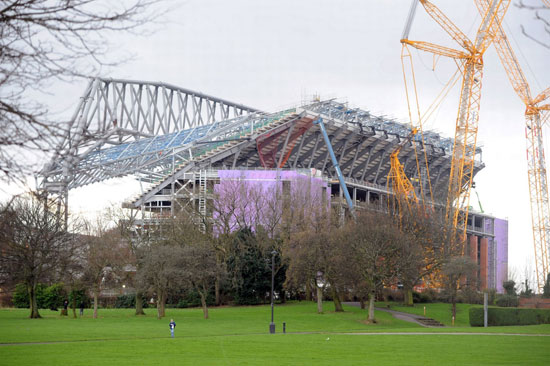 أعمال البناء فى المدرج الجديد بملعب ليفربول (1)