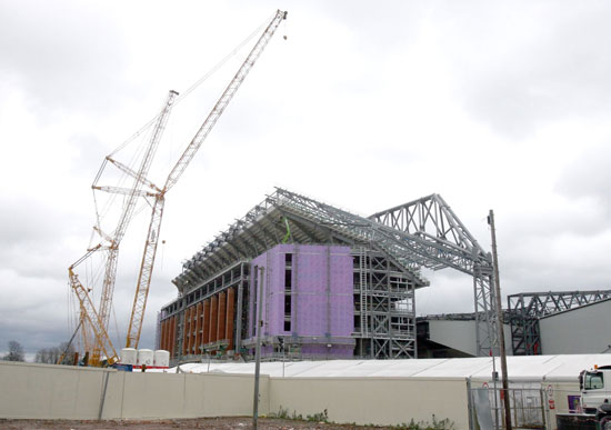 أعمال البناء فى المدرج الجديد بملعب ليفربول (4)