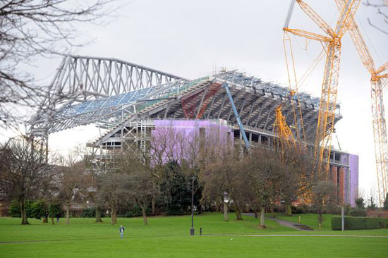 أعمال البناء فى المدرج الجديد بملعب ليفربول (5)