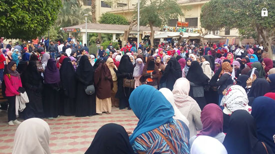  الوقفة الاحتجاجية للطبيبات والممرضات المنتقبات بمستشفى قصر العينى (1)