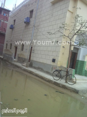 مياه الصرف تغرق شوارع عرب المعمل بالسويس (2)