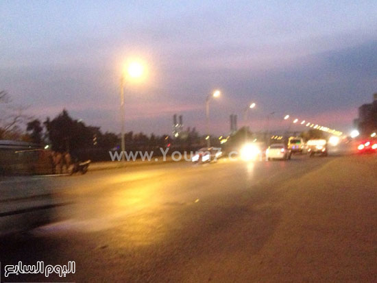 إنارة أعمدة الإضاءة على طريق ترعة الإسماعيلية بشبرا الخيمة (4)