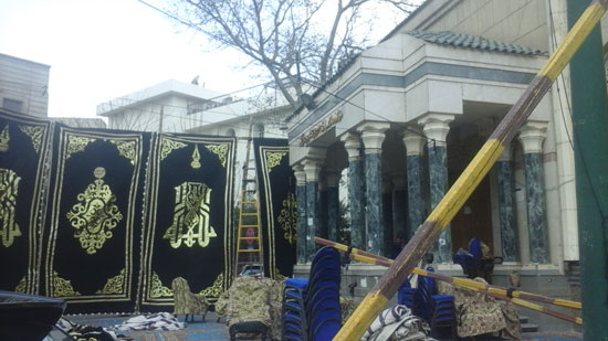  بدء تجهيزات دار مناسبات مسجد عمر مكرم استعدادا لعزاء هيكل‎ (1)