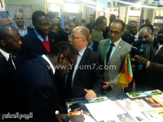 وزير ثقافة الكاميرون يتفقد معرض القاهرة للكتاب (1)