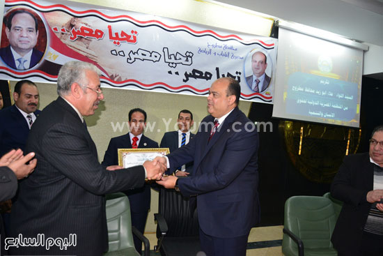 منظمة مصرية دولية تكرم محافظ مطروح لجهوده فى التنمية (4)