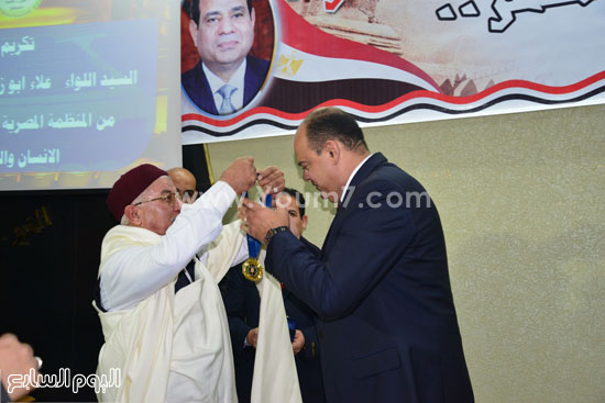 منظمة مصرية دولية تكرم محافظ مطروح لجهوده فى التنمية (7)