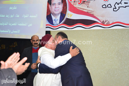 منظمة مصرية دولية تكرم محافظ مطروح لجهوده فى التنمية (8)