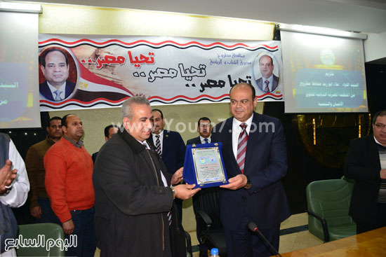 منظمة مصرية دولية تكرم محافظ مطروح لجهوده فى التنمية (15)