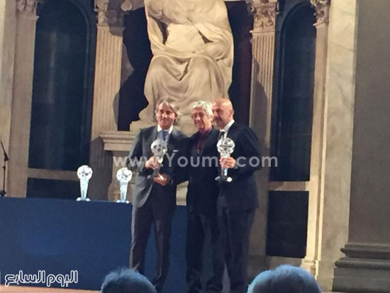 رونالدو خلال تسلمه جائزة المشاهير الخاصة بالكرة الإيطالية (1)