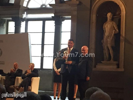رونالدو خلال تسلمه جائزة المشاهير الخاصة بالكرة الإيطالية (2)