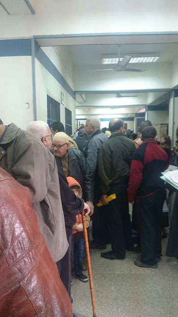  تكدس المواطنين داخل مكتب تأمينات إمبابة (1)