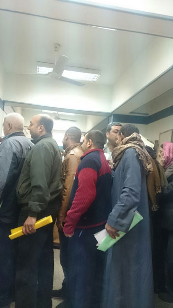  تكدس المواطنين داخل مكتب تأمينات إمبابة (2)