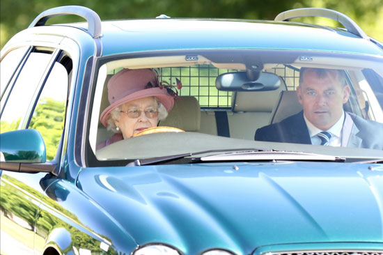 الملكة إليزابيث الثانية تبيع سيارتها الخاصة بـ15 ألف جنيه إسترلينى فقط (1)