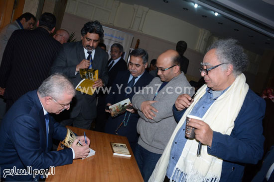 سفير لبنان بالقاهرة يحتفل بتوقيع كتابه  (15)