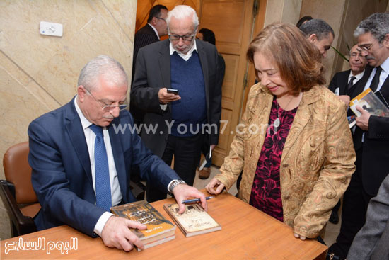 سفير لبنان بالقاهرة يحتفل بتوقيع كتابه  (17)