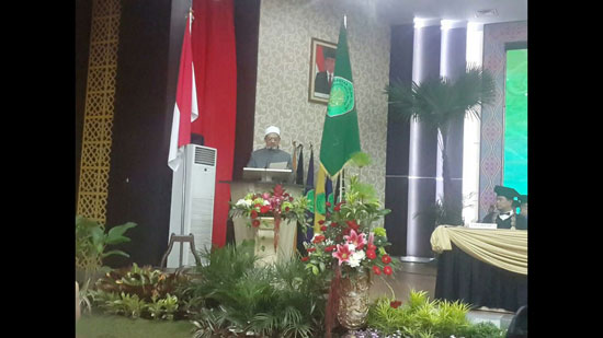 الإمام الاكبر بعد منحه الدكتوراه بإندونيسيا (1)