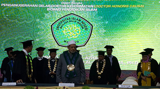 الإمام الاكبر بعد منحه الدكتوراه بإندونيسيا (2)