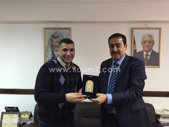 قنصل فلسطين بالإسكندرية يهدى وفدا قضائيا درعا تذكاريا (1)