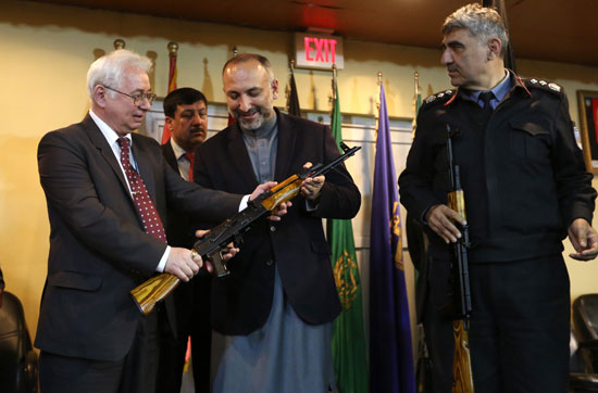 مسئولون أفغان يتسلمون أسلحة روسية  (1)