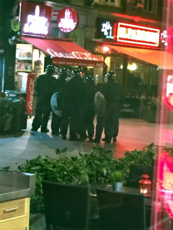 مسلح يحتجز عدد من الرهائن داخل مطعم فى العاصمة البريطانية (1)