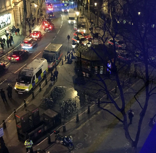 مسلح يحتجز عدد من الرهائن داخل مطعم فى العاصمة البريطانية (7)