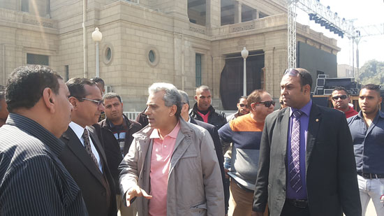 جابر نصار يتفقد المسرح المقام لحفل منير بجامعة القاهرة (3)