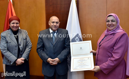 علاء عمر رئيس هيئة الاستثمار خلال تكريمه الفائزين بمسابقة المبادرات الرائدة  (1)