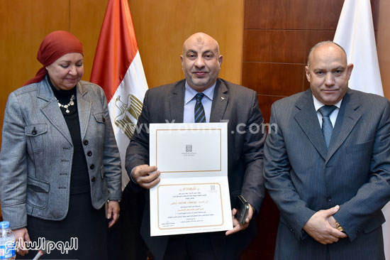 علاء عمر رئيس هيئة الاستثمار خلال تكريمه الفائزين بمسابقة المبادرات الرائدة  (4)