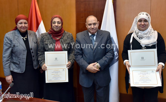 علاء عمر رئيس هيئة الاستثمار خلال تكريمه الفائزين بمسابقة المبادرات الرائدة  (6)