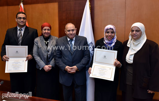 علاء عمر رئيس هيئة الاستثمار خلال تكريمه الفائزين بمسابقة المبادرات الرائدة  (8)