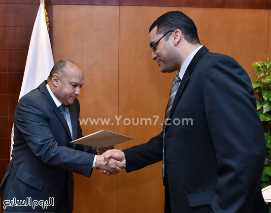 علاء عمر رئيس هيئة الاستثمار خلال تكريمه الفائزين بمسابقة المبادرات الرائدة  (9)