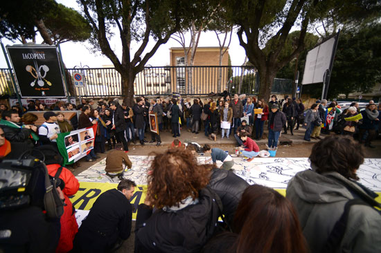 وقفة ، أمام سفارة مصر ، روما ، كشف ملابسات ، مقتل الطالب الإيطالى، أخبار ايطاليا (2)