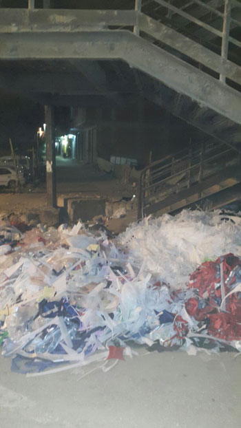  القمامة تحاصر سلالم المشاة (2)