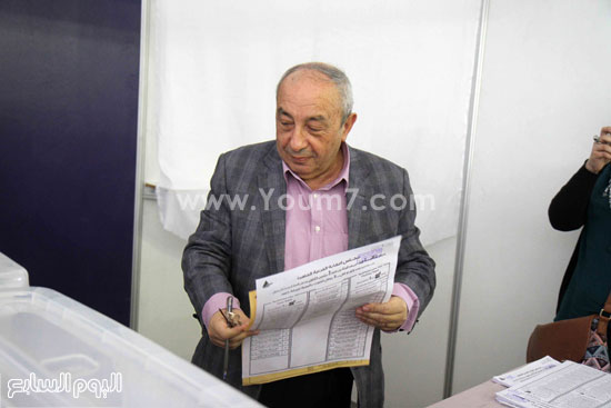 طارق النجار نقيب المهندسين يدلى بصوته فى الانتخابات (7)