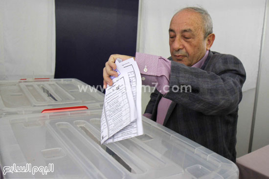طارق النجار نقيب المهندسين يدلى بصوته فى الانتخابات (10)