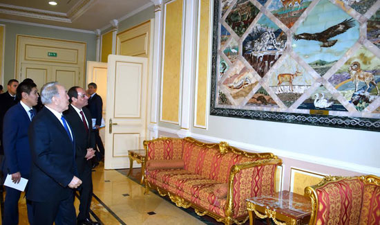 الرئاسى الكازاخي يصطحب السيسي فى جولة بالقصر الرئاسي  (1)