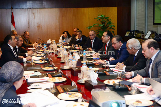 اجتماع-لجنة-ترتيب-مصر-فى-تقرير-ممارسة-أنشطة-الأعمال-بمشاركة-7-وزراء--(2)