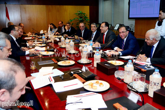 اجتماع-لجنة-ترتيب-مصر-فى-تقرير-ممارسة-أنشطة-الأعمال-بمشاركة-7-وزراء--(4)