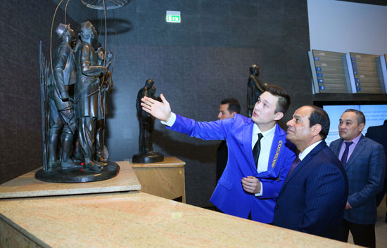  السيسى يزور المتحف الوطني بكازاخستان (2)