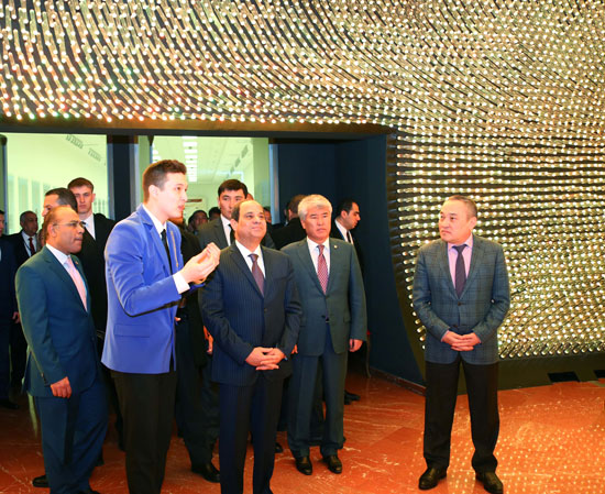  السيسى يزور المتحف الوطني بكازاخستان (8)