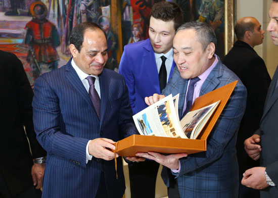  السيسى يزور المتحف الوطني بكازاخستان (9)