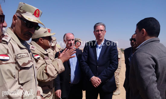 محمد شمس مساعد قائد قوات الشرق للتنميه مع السفير القبرصى بجنوب سيناء (1)