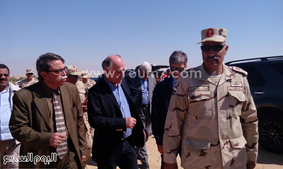 محمد شمس مساعد قائد قوات الشرق للتنميه مع السفير القبرصى بجنوب سيناء (2)