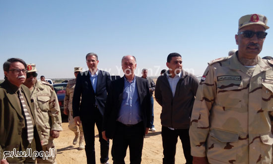محمد شمس مساعد قائد قوات الشرق للتنميه مع السفير القبرصى بجنوب سيناء (3)