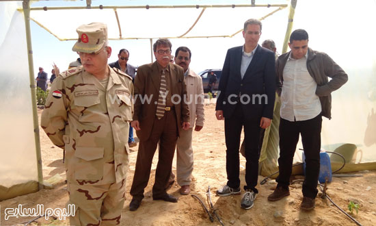 محمد شمس مساعد قائد قوات الشرق للتنميه مع السفير القبرصى بجنوب سيناء (4)